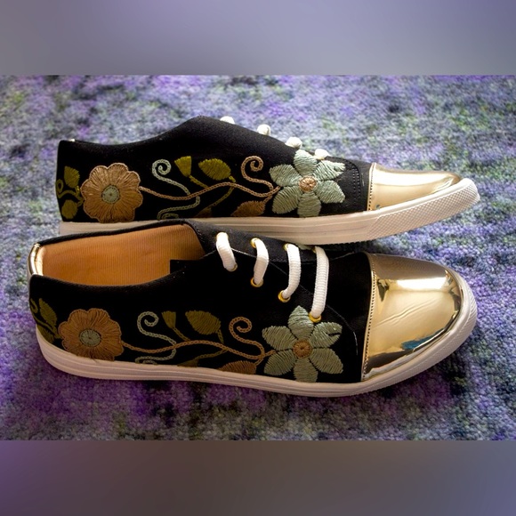 Shoes - Women’s artisanal embroidered sneakers size 7